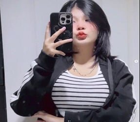 Черт возьми с девушкой, занимающейся ногтями